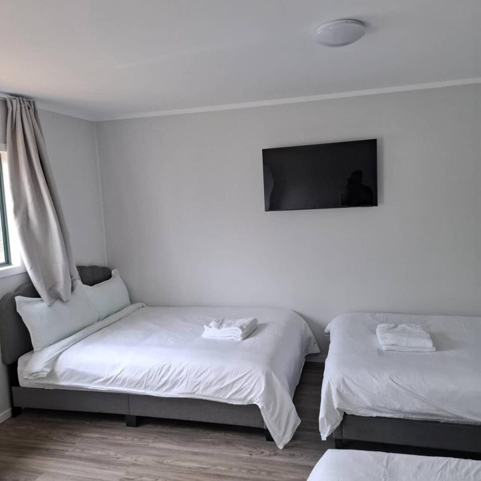 5 Double Beds in 1 Bedroom and 1 lounge Apartment in Rotorua