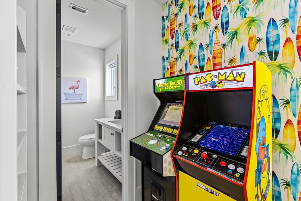 Luxury Beachfront l Private Hot Tub, Pool, & 2 Arcade Games House in Bolivar Peninsula