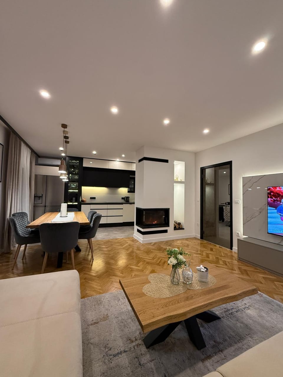 TV and multimedia, Living room, Dining area, fireplace, kitchen