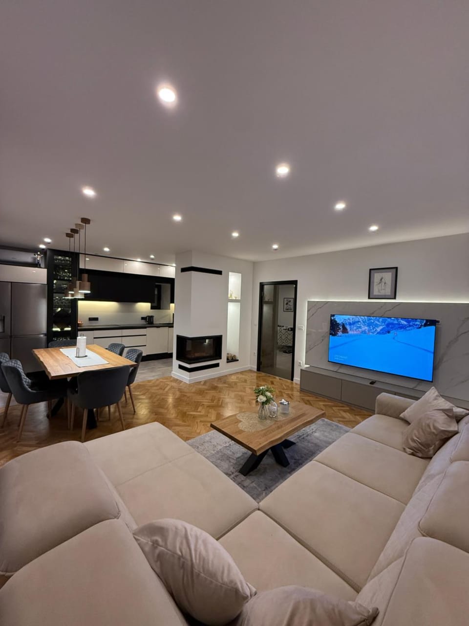 Communal lounge/ TV room, TV and multimedia, Kitchen or kitchenette, Living room, Seating area, Evening entertainment