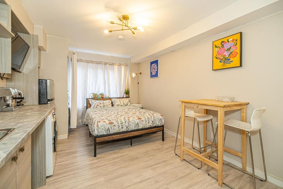 studio in heart of DT,walk to 2 metros,Concordia Apartment in Montreal