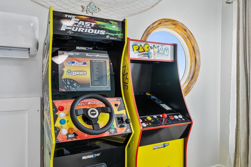 Laguna Villa: The Ultimate Beachfront Mega-Retreat: 9BR, Sleep 32 House in Bolivar Peninsula