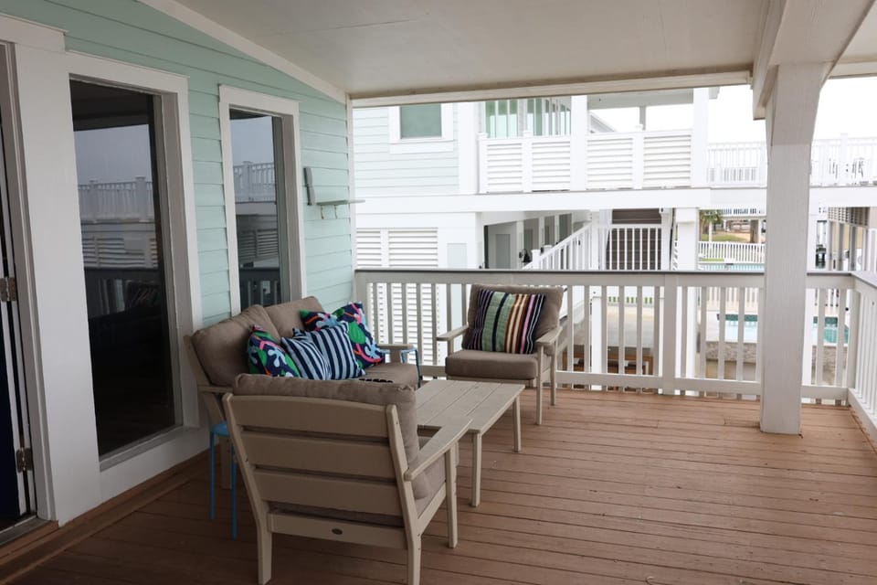 Balcony/Terrace, Seating area, Pool view