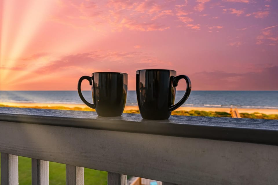 Luxury Beachfront l Sleeps 20, Hot Tub, Pool & Game Room Fun! House in Bolivar Peninsula