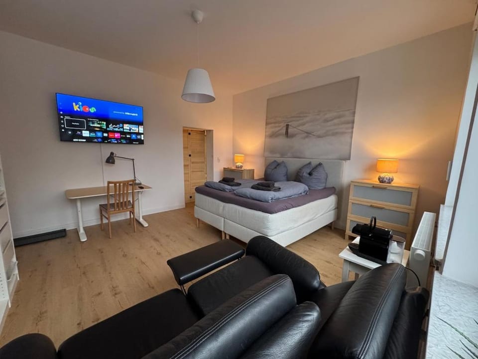 Bed, TV and multimedia, Photo of the whole room, Seating area, Evening entertainment, Bedroom