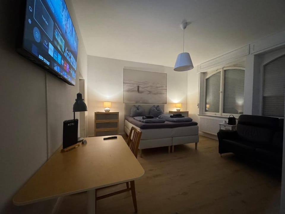 Bed, TV and multimedia, Photo of the whole room, Bedroom