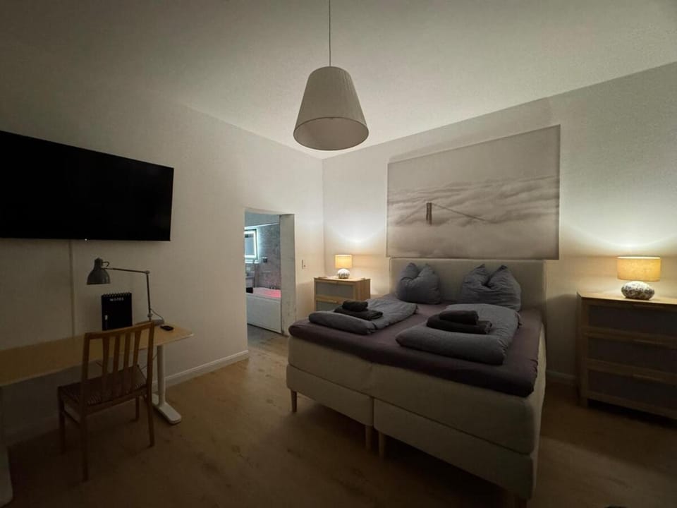 Bed, TV and multimedia, Photo of the whole room, Bedroom