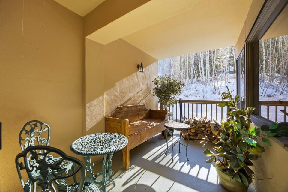 Vail Golf Course Condominium Free Bus Route Access Apartment in Vail