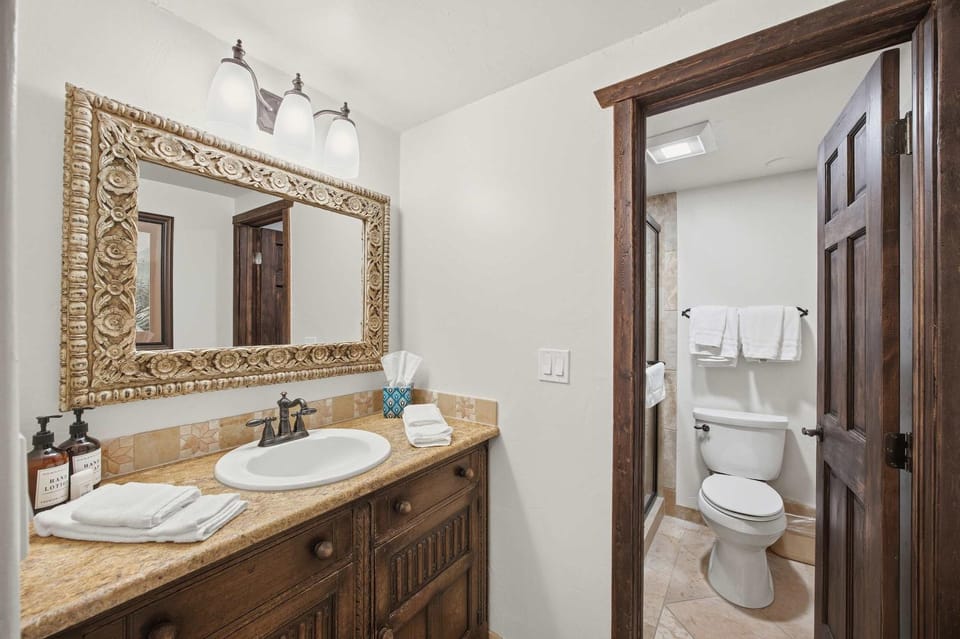 Vail Golf Course Condominium Free Bus Route Access Apartment in Vail