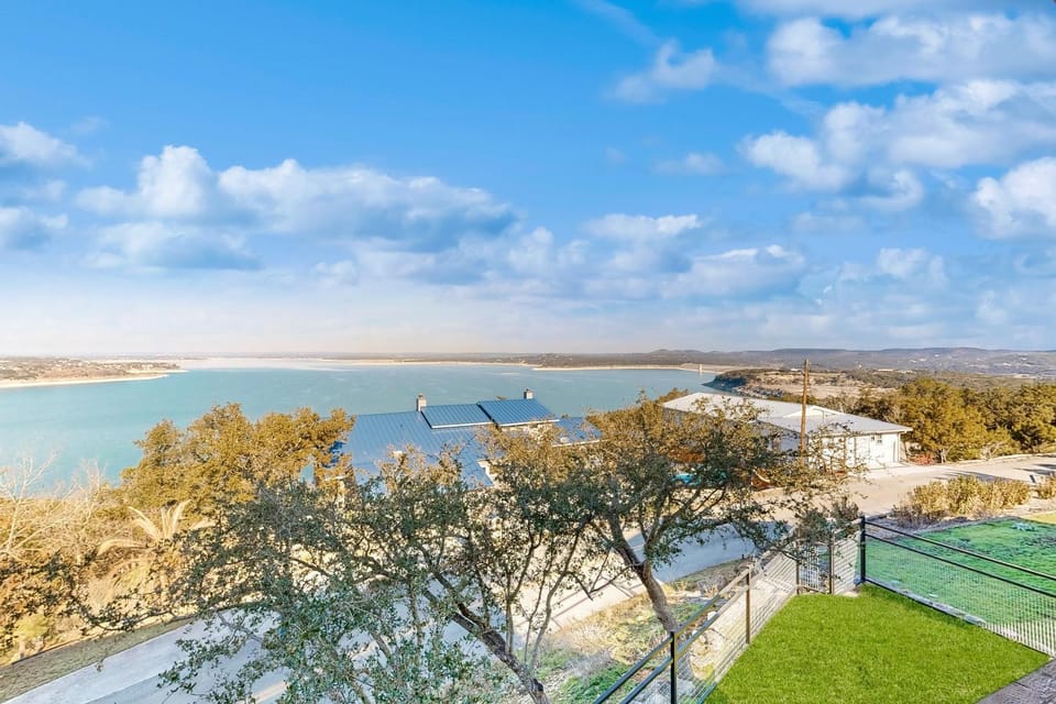 Spacious dog-friendly home with decks & beautiful views - near boat ramp & lake House in Canyon Lake
