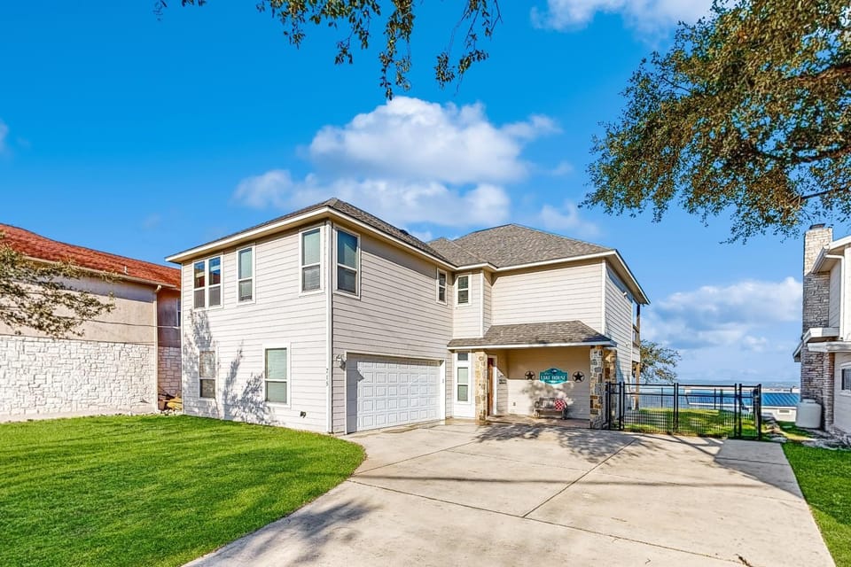 Spacious dog-friendly home with decks & beautiful views - near boat ramp & lake House in Canyon Lake