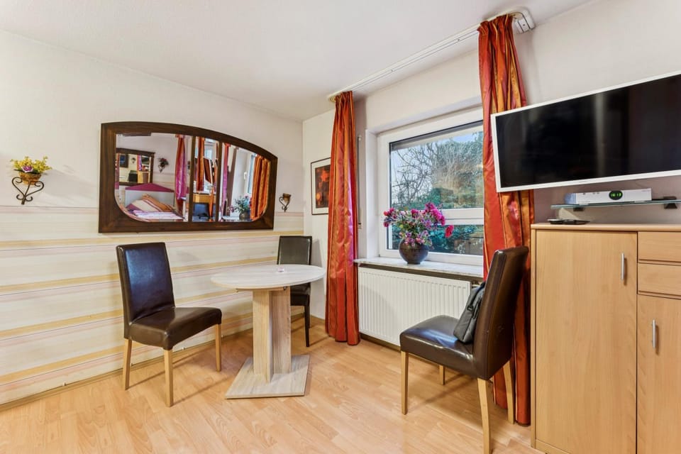 TV and multimedia, Seating area, Dining area