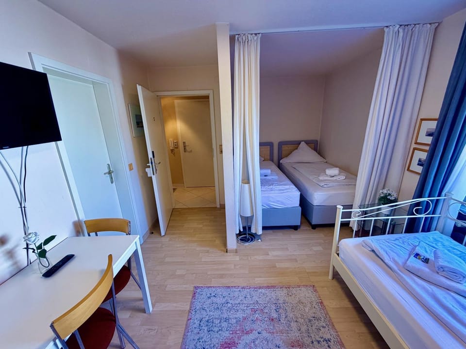 Bed, TV and multimedia, Photo of the whole room, Dining area