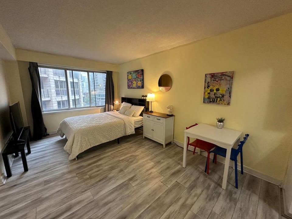 studio in heart of DT, 2 metros, Concordia Apartment in Montreal