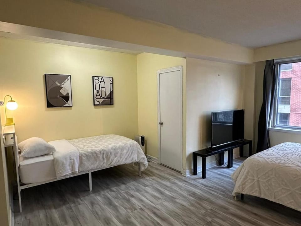 studio in heart of DT, 2 metros, Concordia Apartment in Montreal