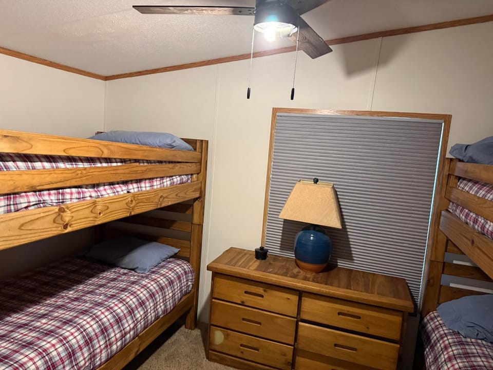 Bedroom, bunk bed