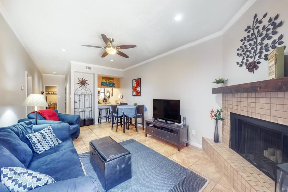 Condo with pool, hot tub, grills, washer/dryer, central AC - snowbirds welcome House in New Braunfels
