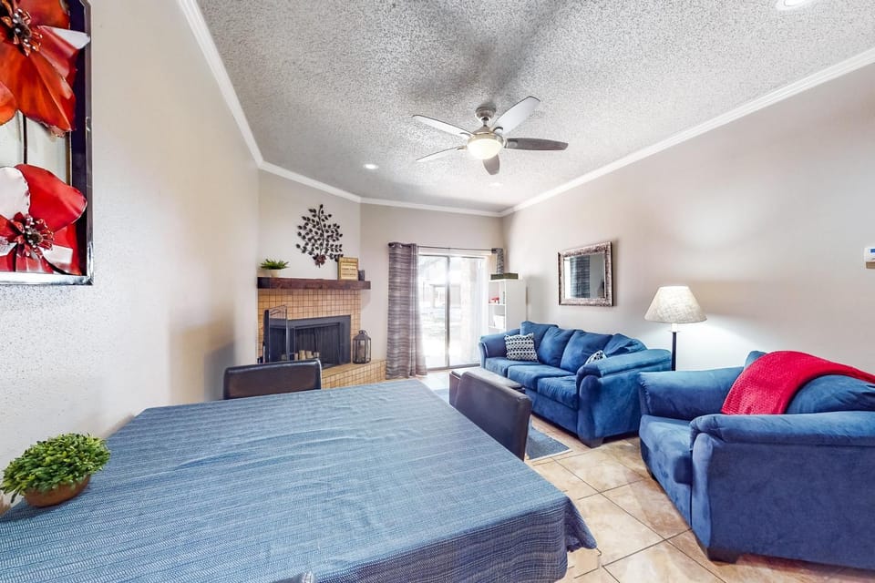 Condo with pool, hot tub, grills, washer/dryer, central AC - snowbirds welcome House in New Braunfels