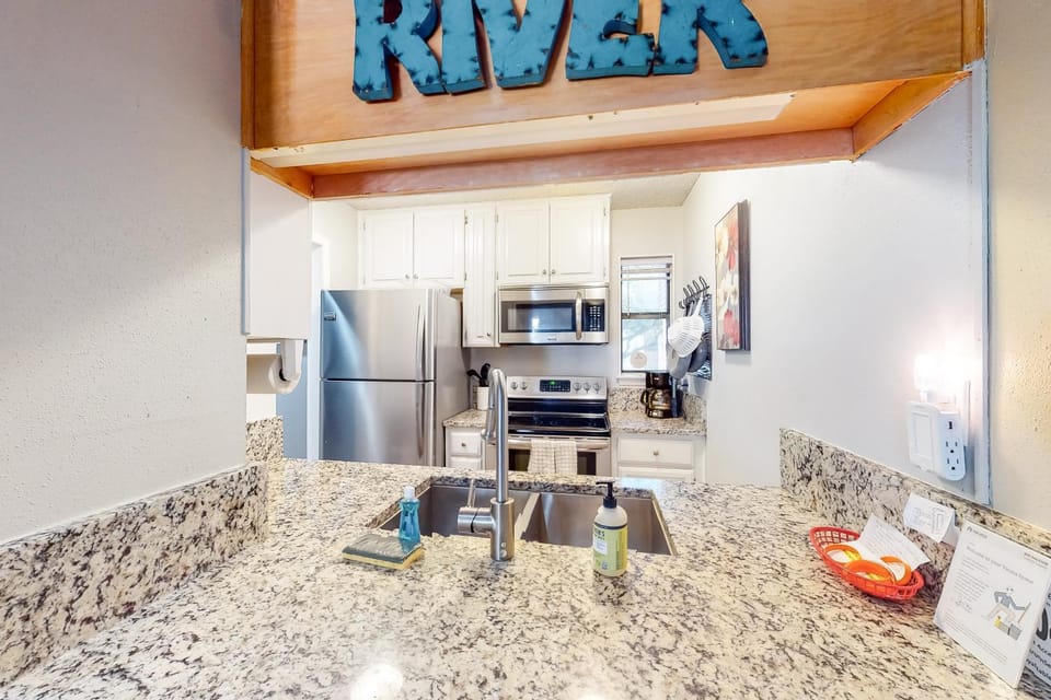 Condo with pool, hot tub, grills, washer/dryer, central AC - snowbirds welcome House in New Braunfels