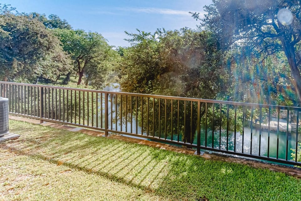 Condo with pool, hot tub, grills, washer/dryer, central AC - snowbirds welcome House in New Braunfels