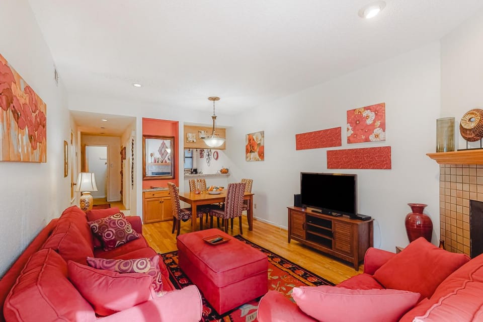 Condo with pool, hot tub, grills, washer/dryer, central AC - snowbirds welcome House in New Braunfels