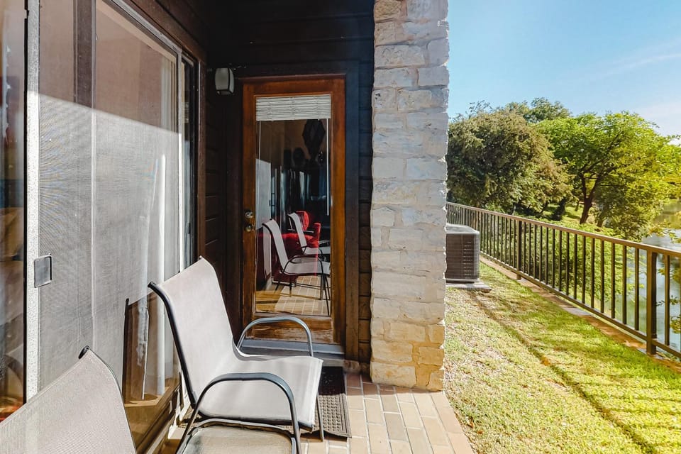 Condo with pool, hot tub, grills, washer/dryer, central AC - snowbirds welcome House in New Braunfels
