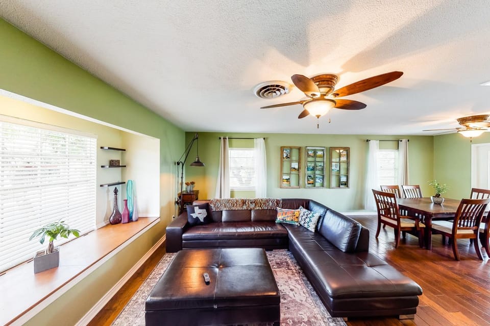 Dog-friendly home w/ private deck/enclosed yard/office space - close to lake House in Canyon Lake