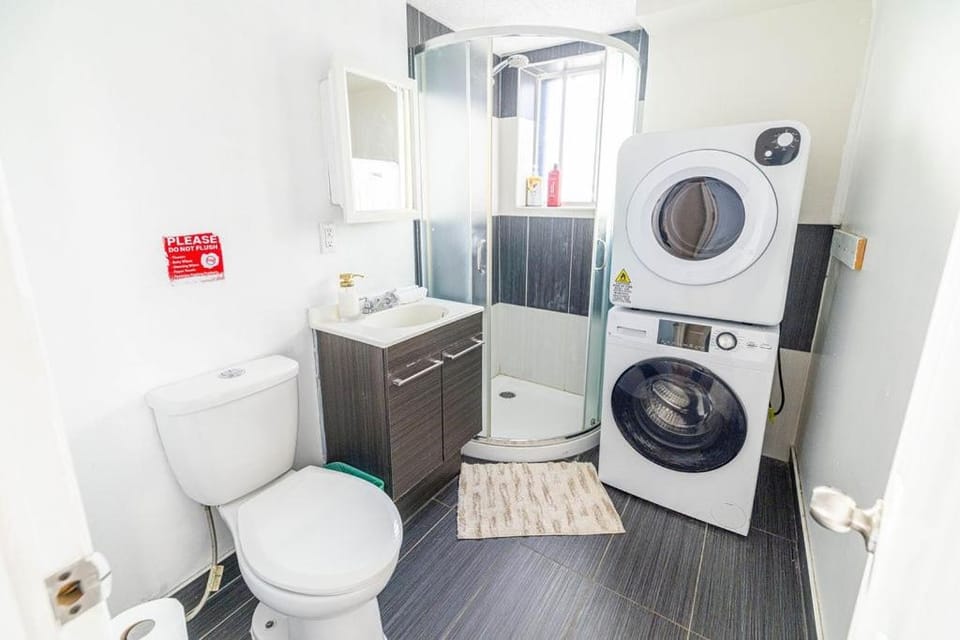 1 BDR at heart of DT, walk to 2 metros, Concordia Apartment in Montreal