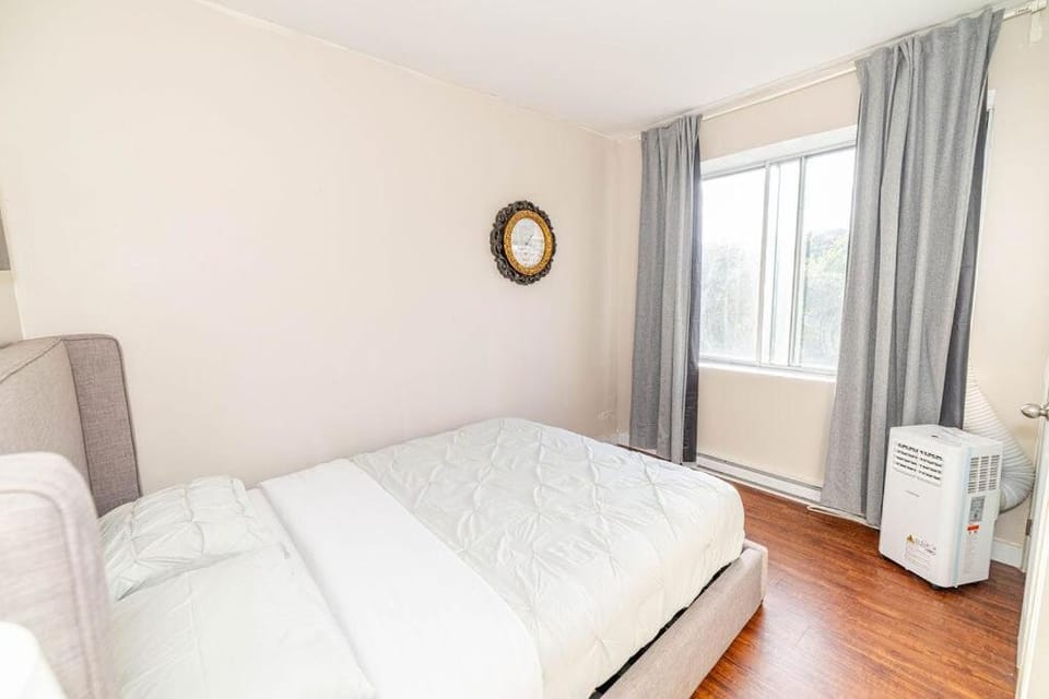 1 BDR at heart of DT, walk to 2 metros, Concordia Apartment in Montreal