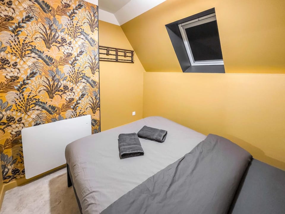 Bed, Photo of the whole room, Bedroom, towels