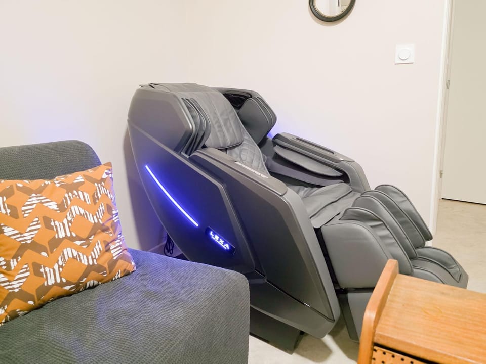 Massage, Massage, Living room