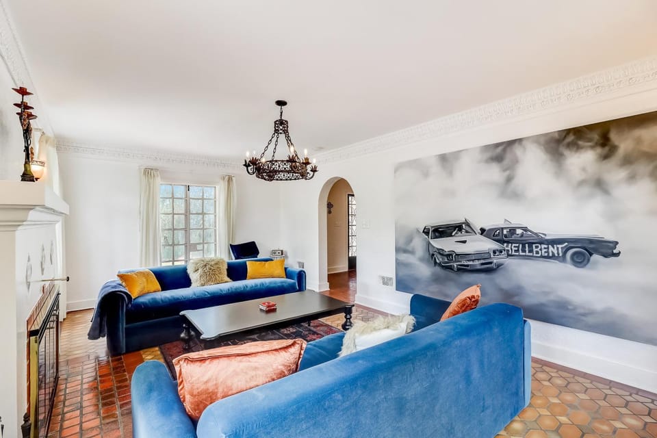 Historic charmer with a pool, gardens, gym, & game room- dogs ok House in San Antonio