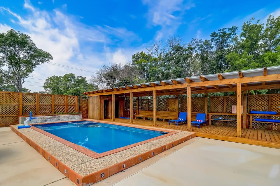 Historic charmer with a pool, gardens, gym, & game room- dogs ok House in San Antonio