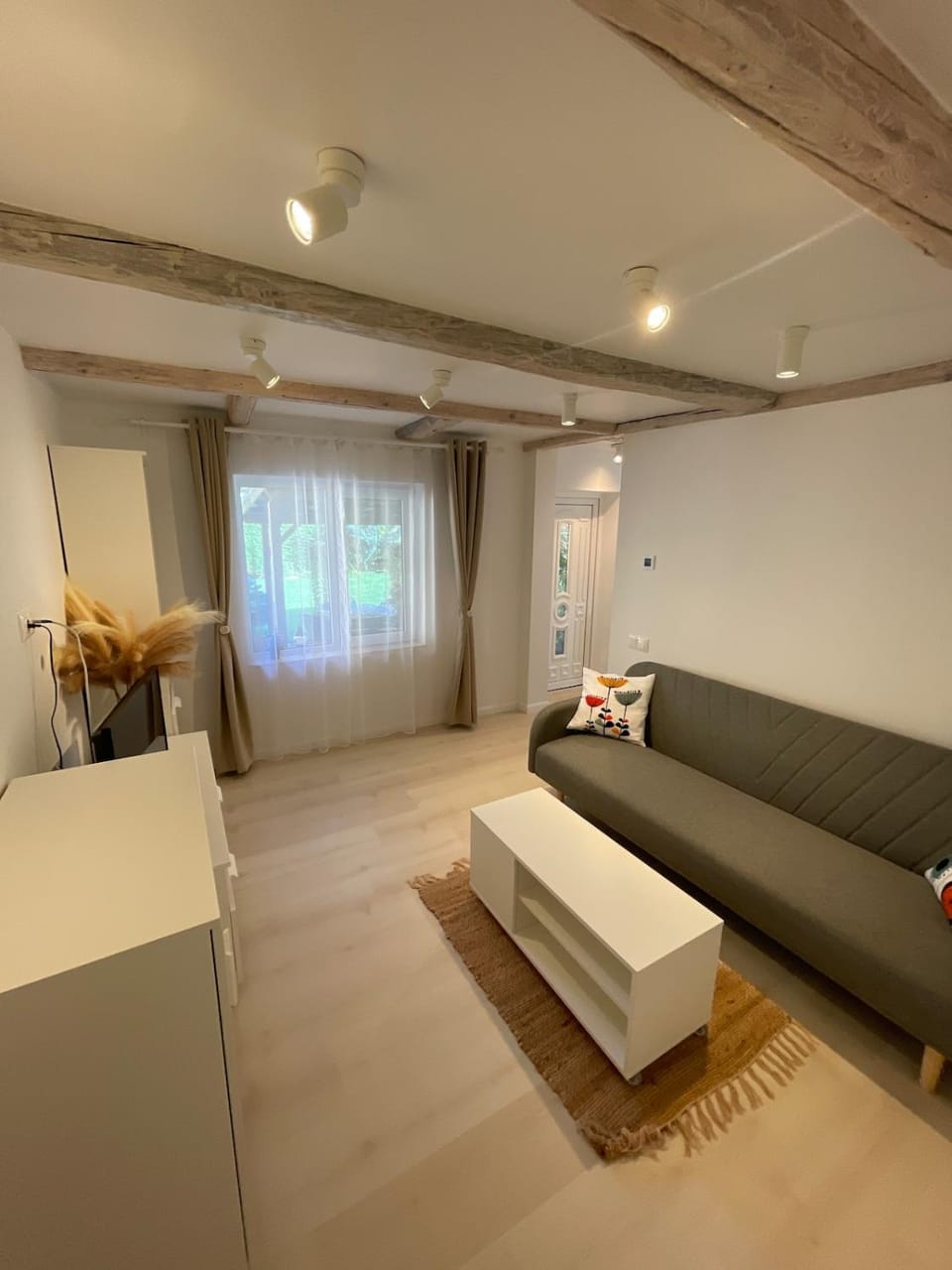 TV and multimedia, Living room, Photo of the whole room, Seating area
