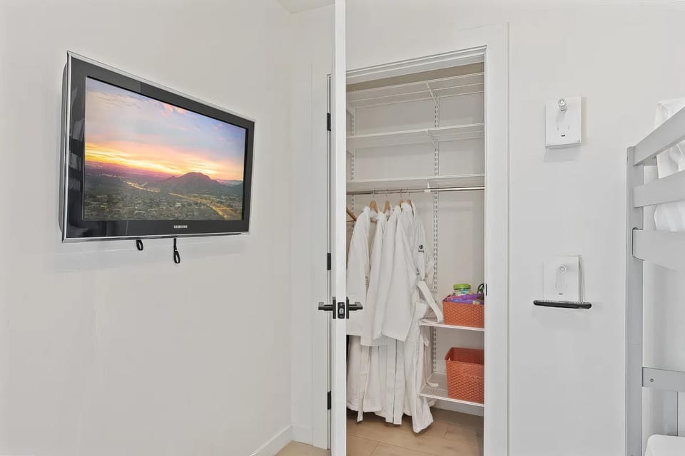 Phoenix Vista - Mountain Views, Pool & Fire Pit House in Paradise Valley