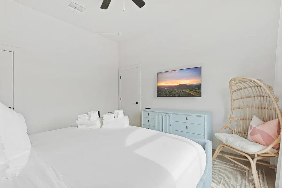 Phoenix Vista - Mountain Views, Pool & Fire Pit House in Paradise Valley