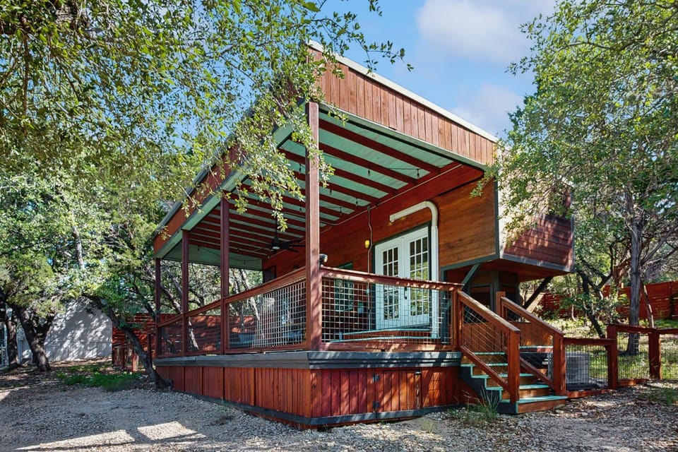 Vibrant Tiny Home with High-Speed WiFi, Full Kitchen, and Expansive Outdoor Area House in Canyon Lake