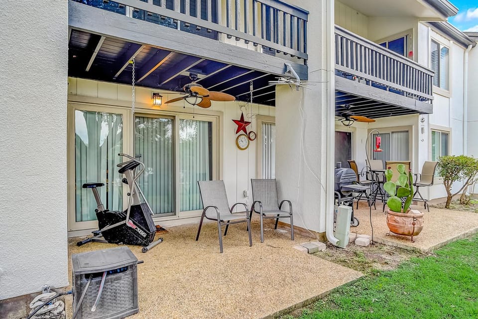 Lakeview ground-floor condo with pool, tennis, and grill access - dog-friendly House in Canyon Lake