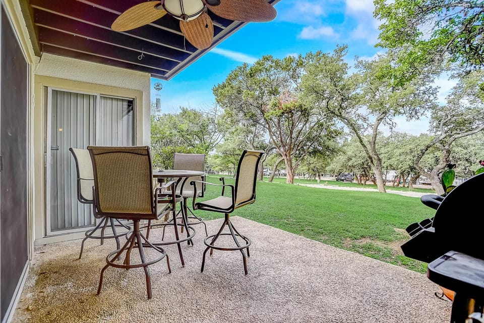 Lakeview ground-floor condo with pool, tennis, and grill access - dog-friendly House in Canyon Lake
