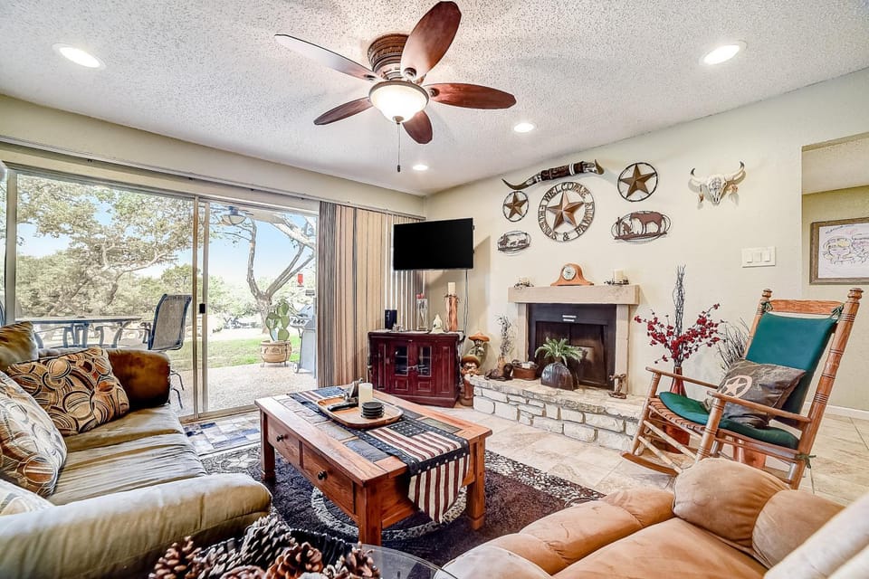 Lakeview ground-floor condo with pool, tennis, and grill access - dog-friendly House in Canyon Lake
