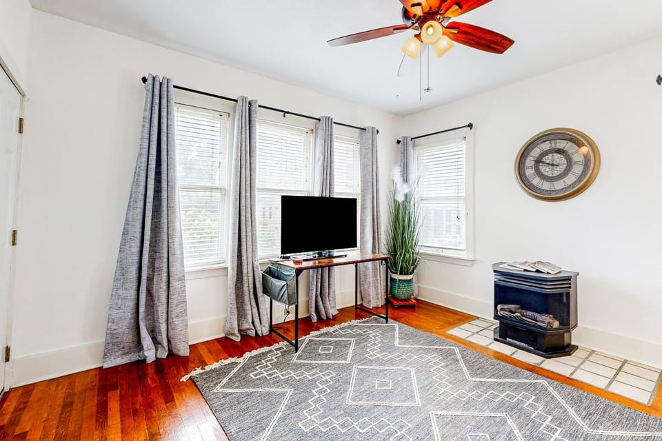 One bedroom cozy retreat by the Pearl and the vibrant St. Mary's House in San Antonio