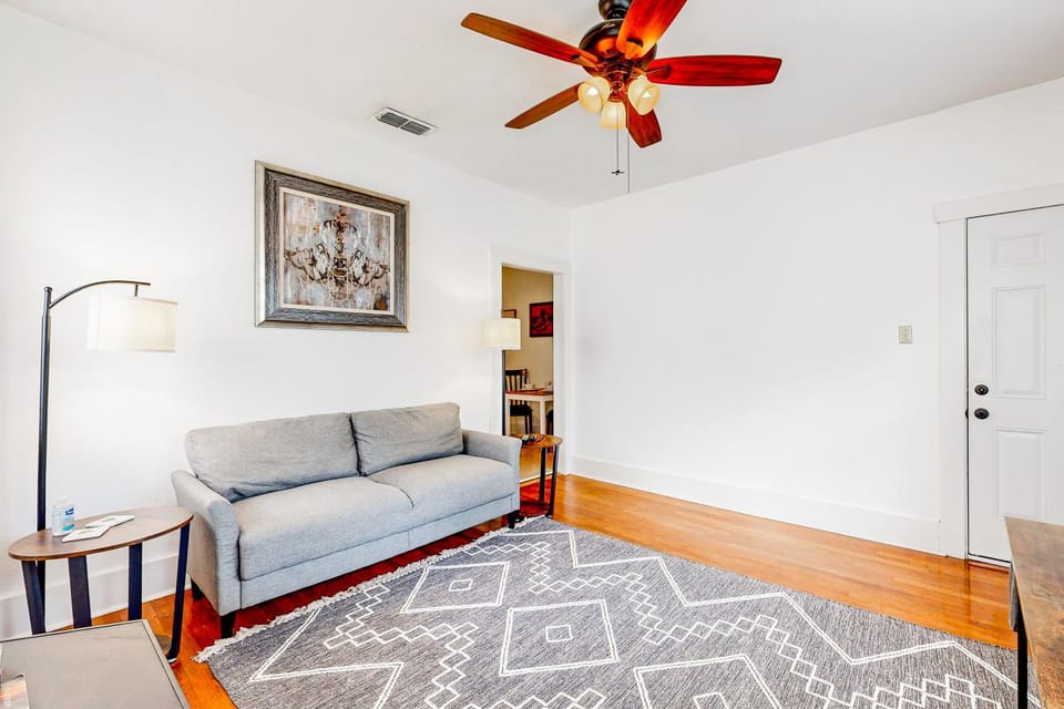 One bedroom cozy retreat by the Pearl and the vibrant St. Mary's House in San Antonio