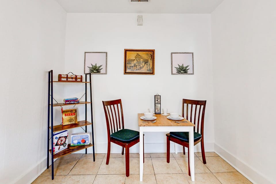 One bedroom cozy retreat by the Pearl and the vibrant St. Mary's House in San Antonio