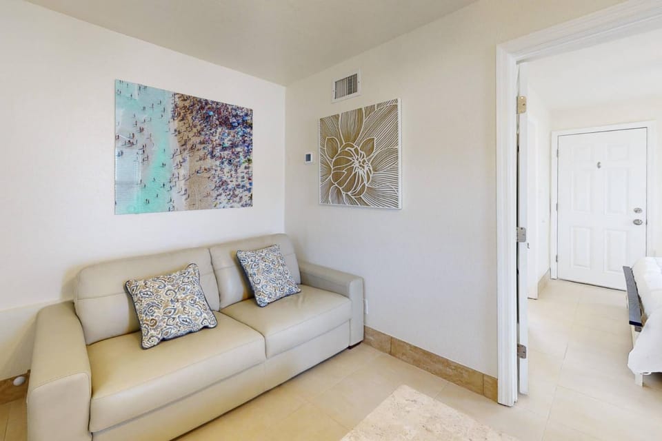 Silver Sands - Coastal Suite House in Madeira Beach