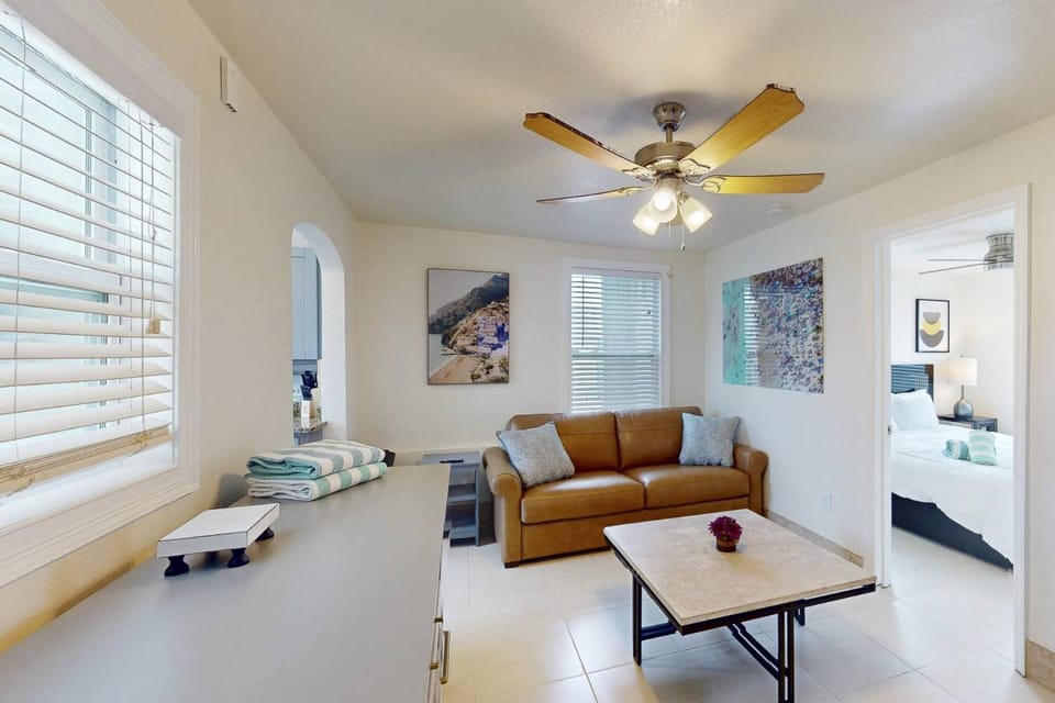 Silver Sands - Coastal Suite House in Madeira Beach