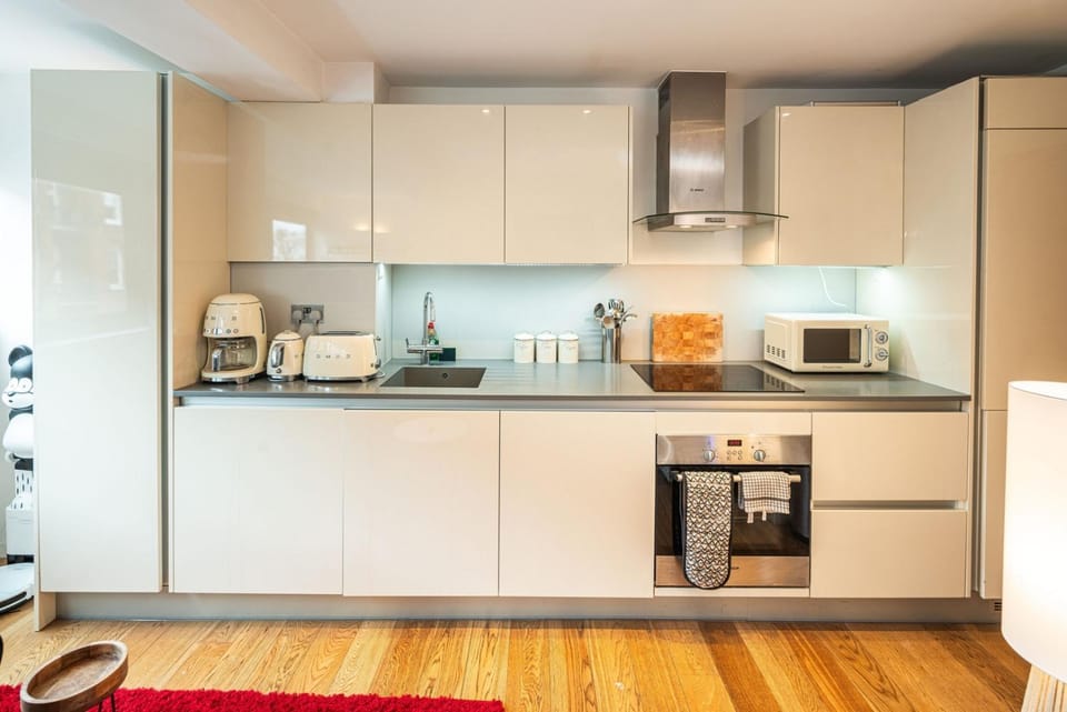 Coffee/tea facilities, Kitchen or kitchenette, oven, stove, toaster