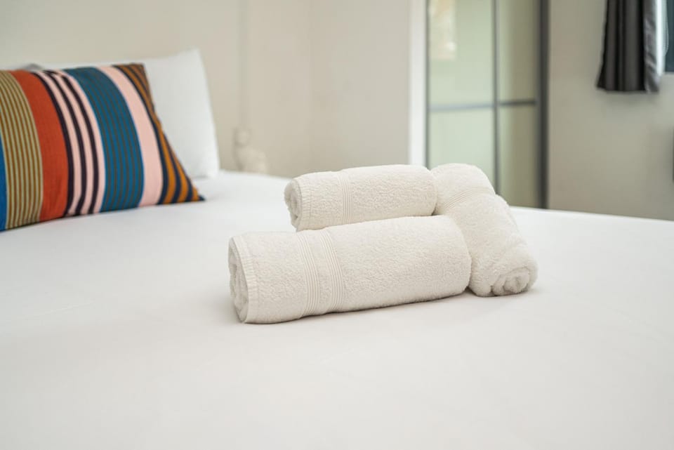 Bed, Bedroom, towels