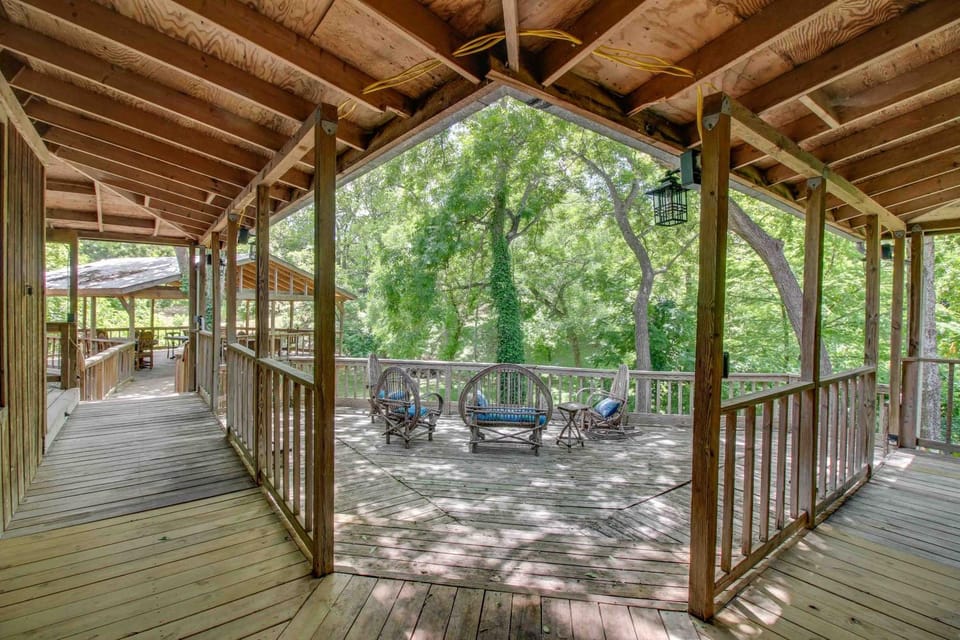 Charming dog-friendly home with expansive deck - near boat ramp & attractions House in McQueeney