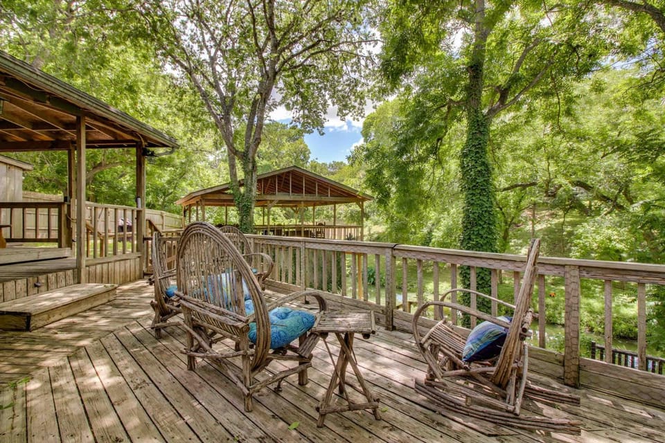 Charming dog-friendly home with expansive deck - near boat ramp & attractions House in McQueeney