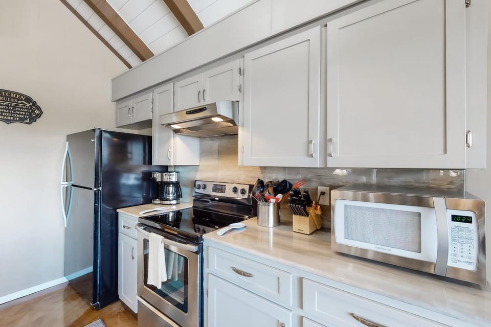 Two-Story Family-Friendly Home w/ Free WiFi, a Washer/Dryer, & an Enclosed Yard House in Canyon Lake